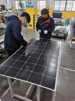 ซื้อ ชุดแผงโซลาร์เซลล์แบบพับได้ โพลีคริสตัลไลน์ ซิลิคอน 100W 200W 300W online manufacture