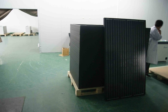 156.75 มม. 330w 340w แผงโซลาร์เซลล์โมโนพร้อมแผ่นหลังสีดำ